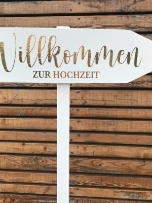 https://perfectmoments-hochzeit.de/wp-content/uploads/2024/04/Willkommen-zur-Hochzeit-Hinweispfeil--300x400.webp