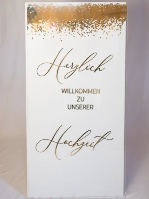 https://perfectmoments-hochzeit.de/wp-content/uploads/2024/04/Willkommensschild-Acrylglas-auf-Holzstaffelei--300x400.webp