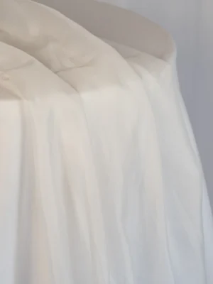 https://perfectmoments-hochzeit.de/wp-content/uploads/2024/05/Tischlaufer-Chiffon-cremeweis--300x400.webp